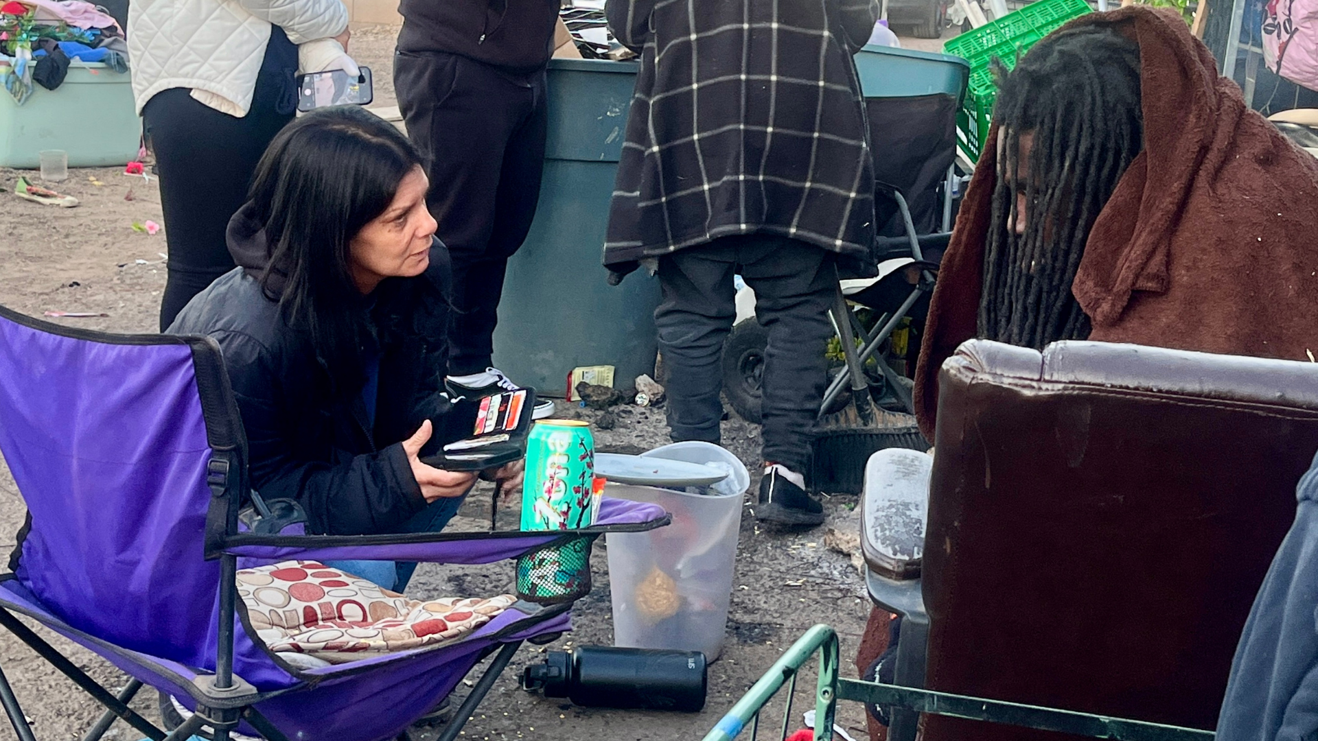 A City of Phoenix Homelessness Liaison staff member speaks to a man experiencing homelessness.