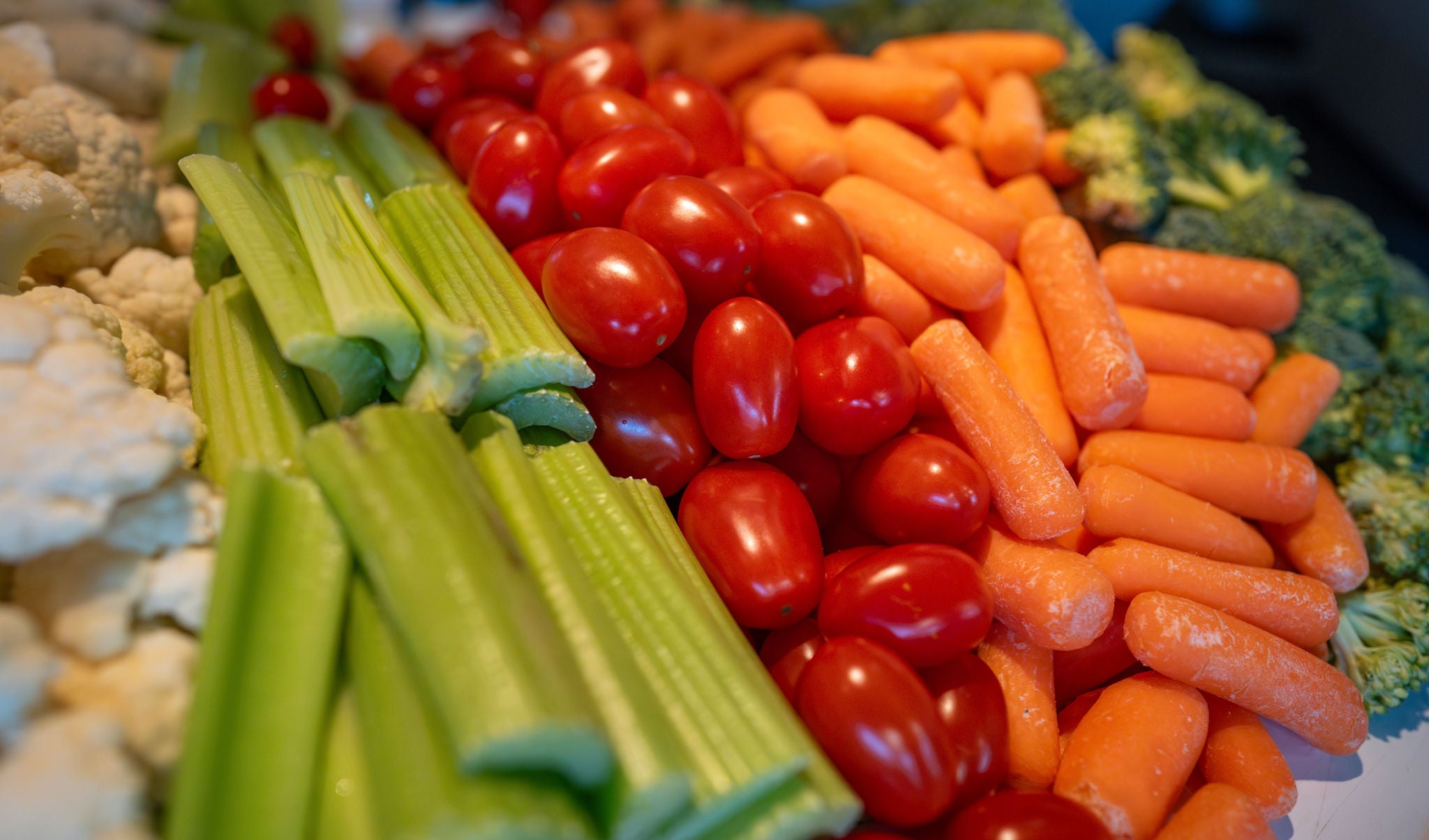 A tray of fresh, colorful vegetables in the dinner line