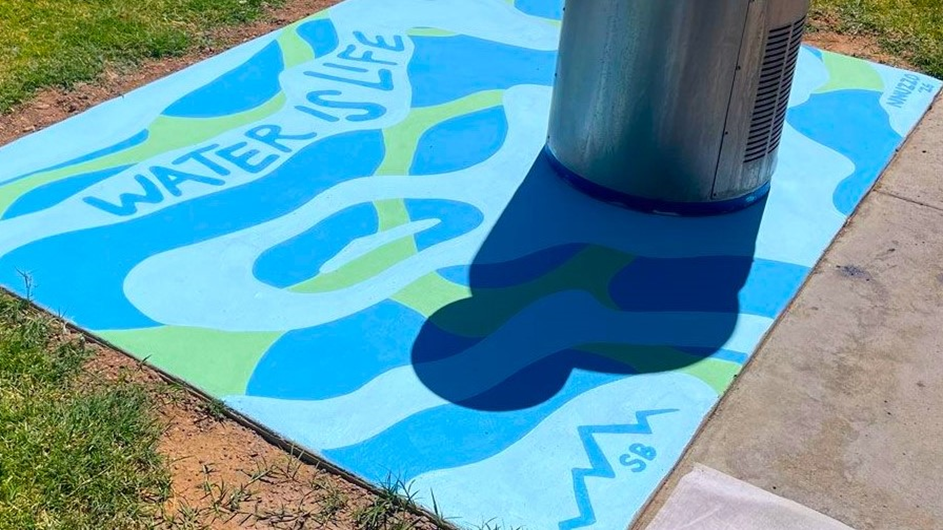 The latest addition to the Smart Drinking Water Initiative incorporates colorful art around the fountain that helps residents feel physically cooler.